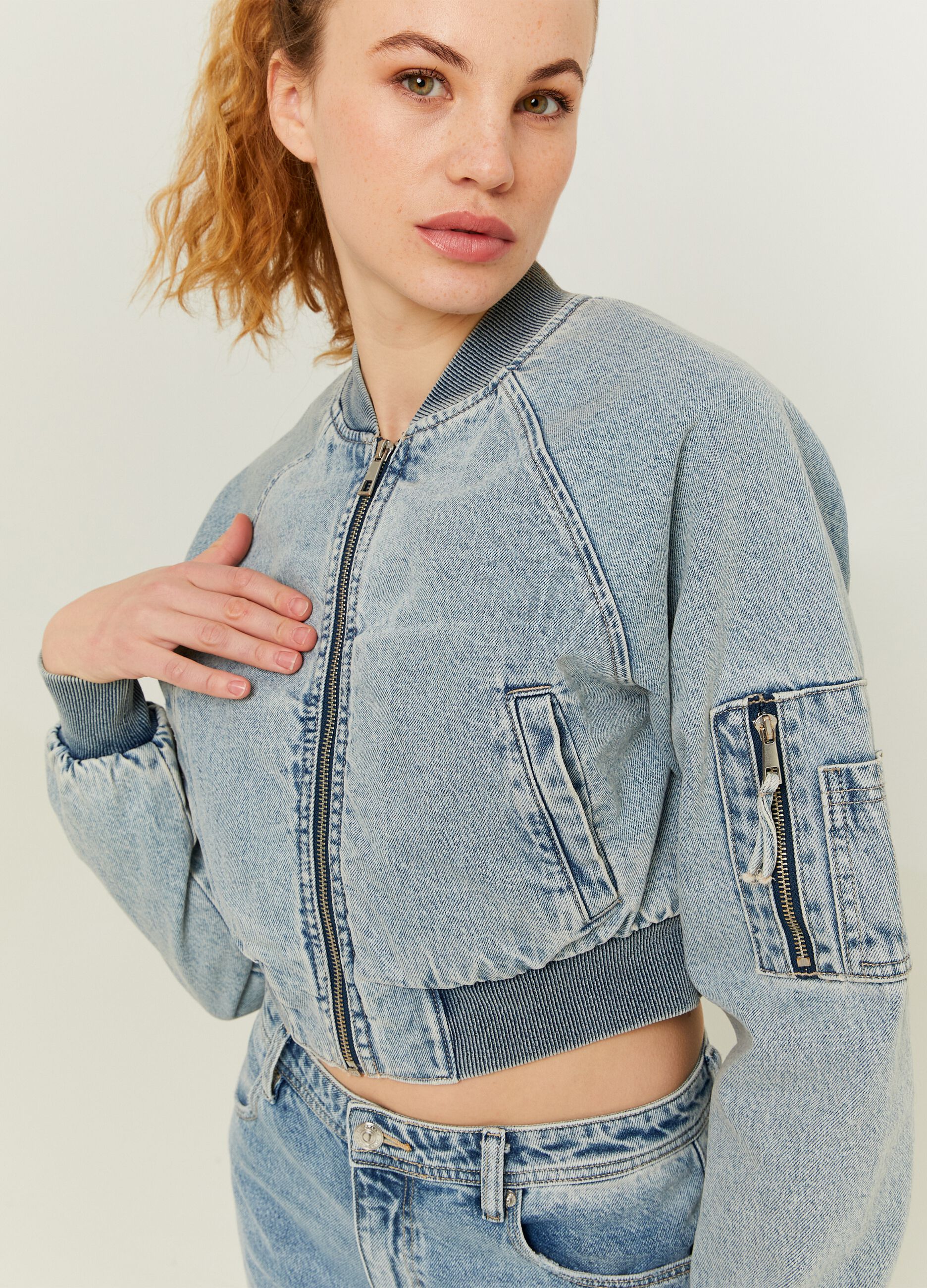 Bomber cropped in denim acid wash