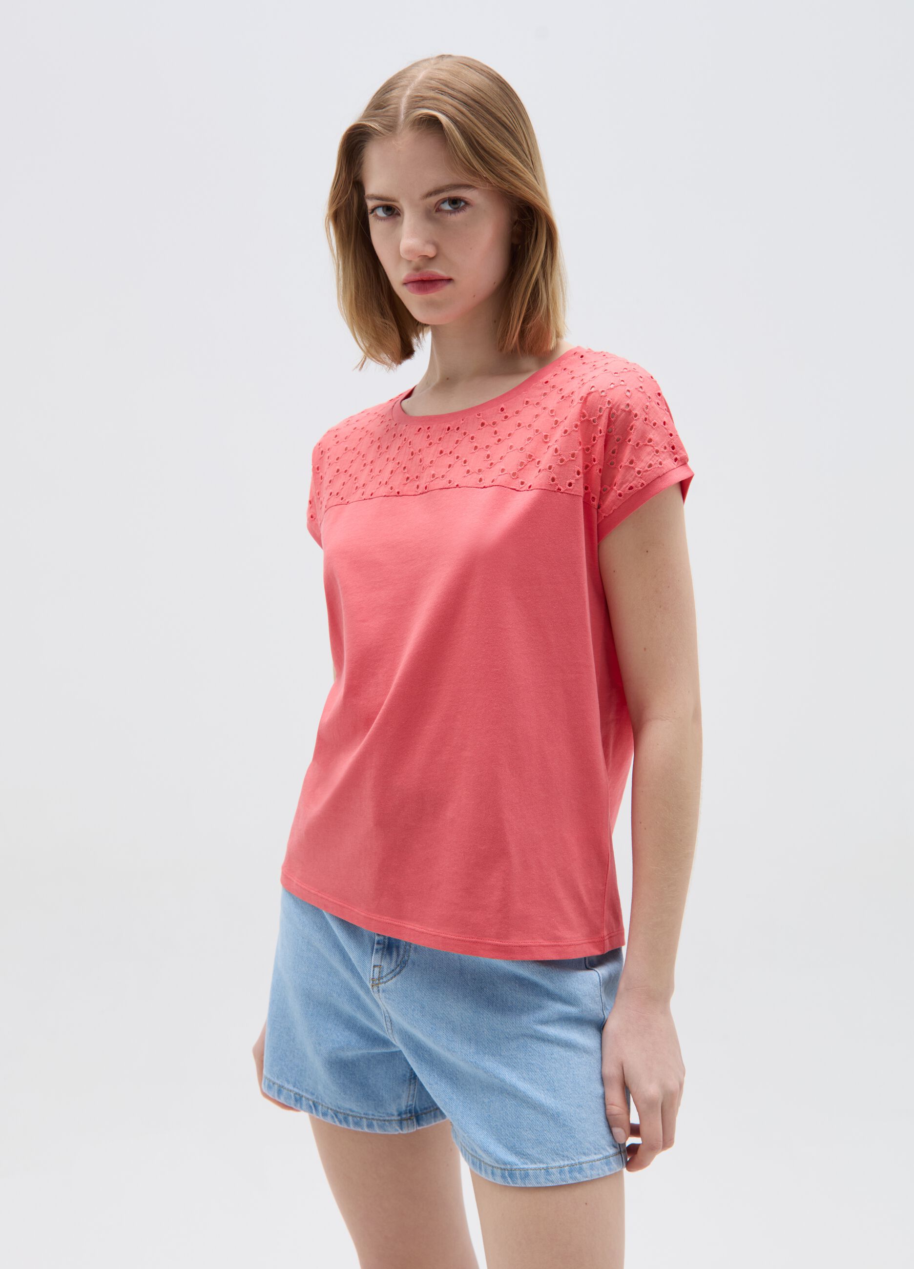 T-shirt in cotone con sangallo