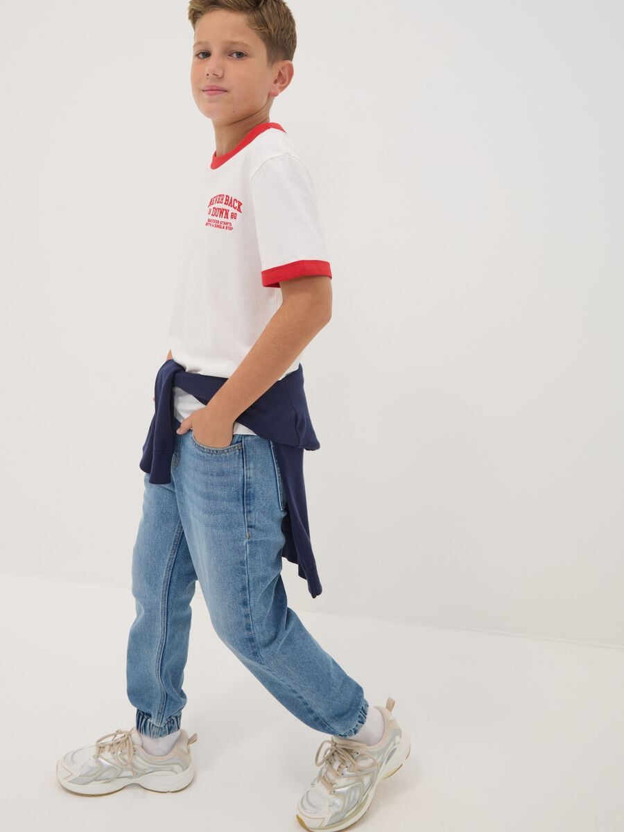 Jeans jogger denim blu in misto cotone e viscosa per ragazzo_0