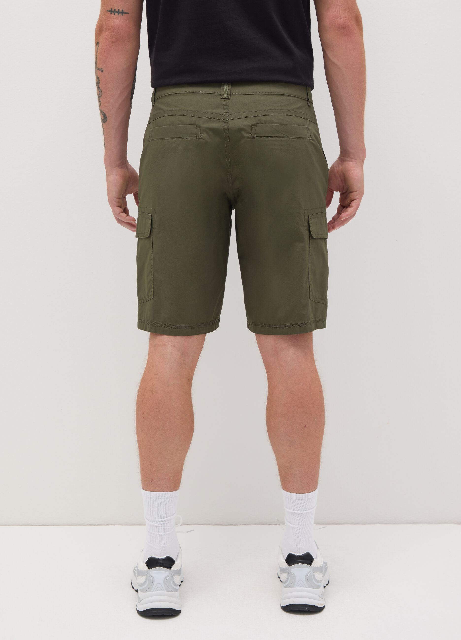 Bermuda da uomo in puro cotone verde regular fit con tasche cargo
