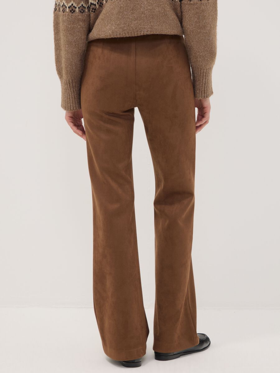 Pantaloni marroni flare in tessuto elasticizzato_3
