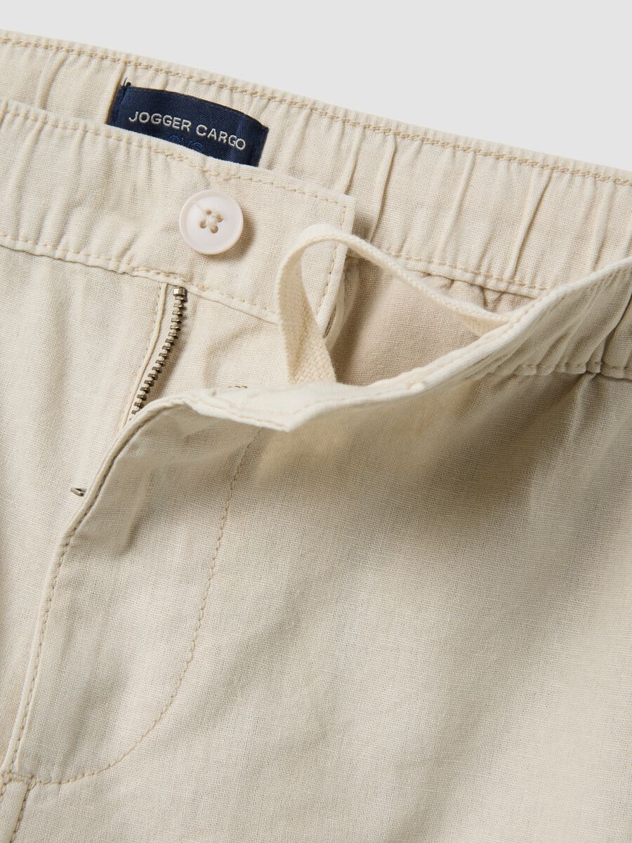 Beige cargo bermuda shorts in a linen and cotton blend_5