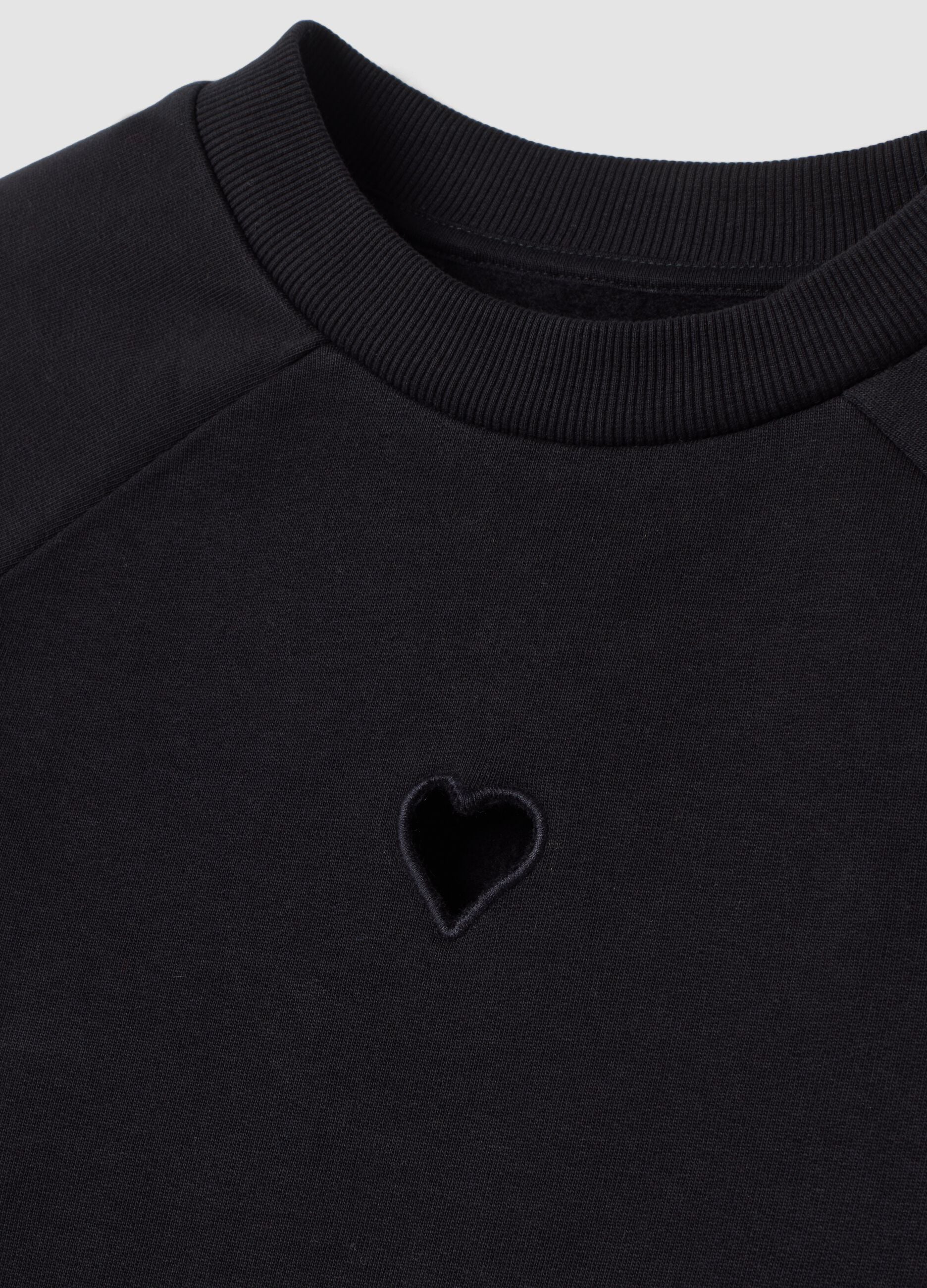 Abito nero in puro cotone con ricamo cuore over fit