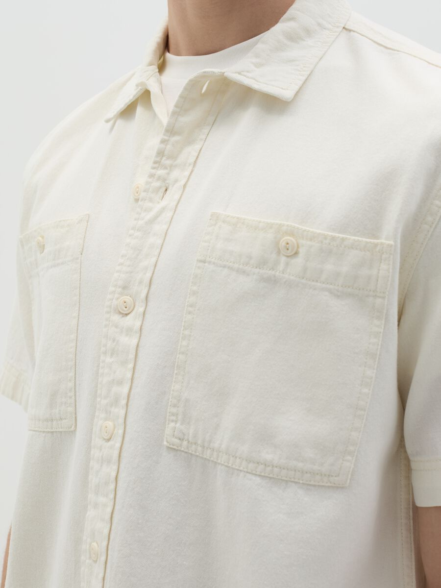 Short-sleeved shirt in denim with pockets_2