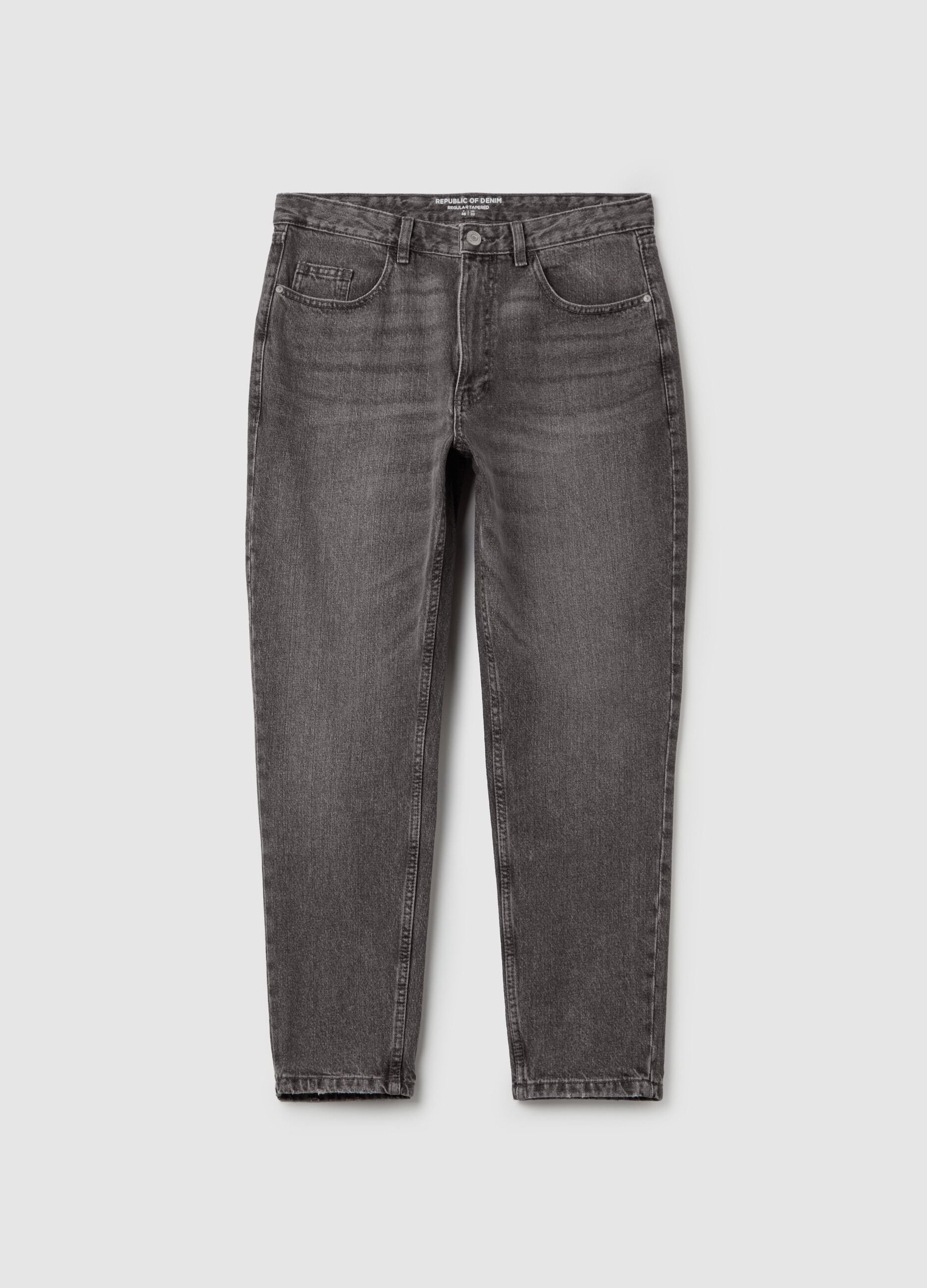 Jeans regular tapered fit con scoloriture