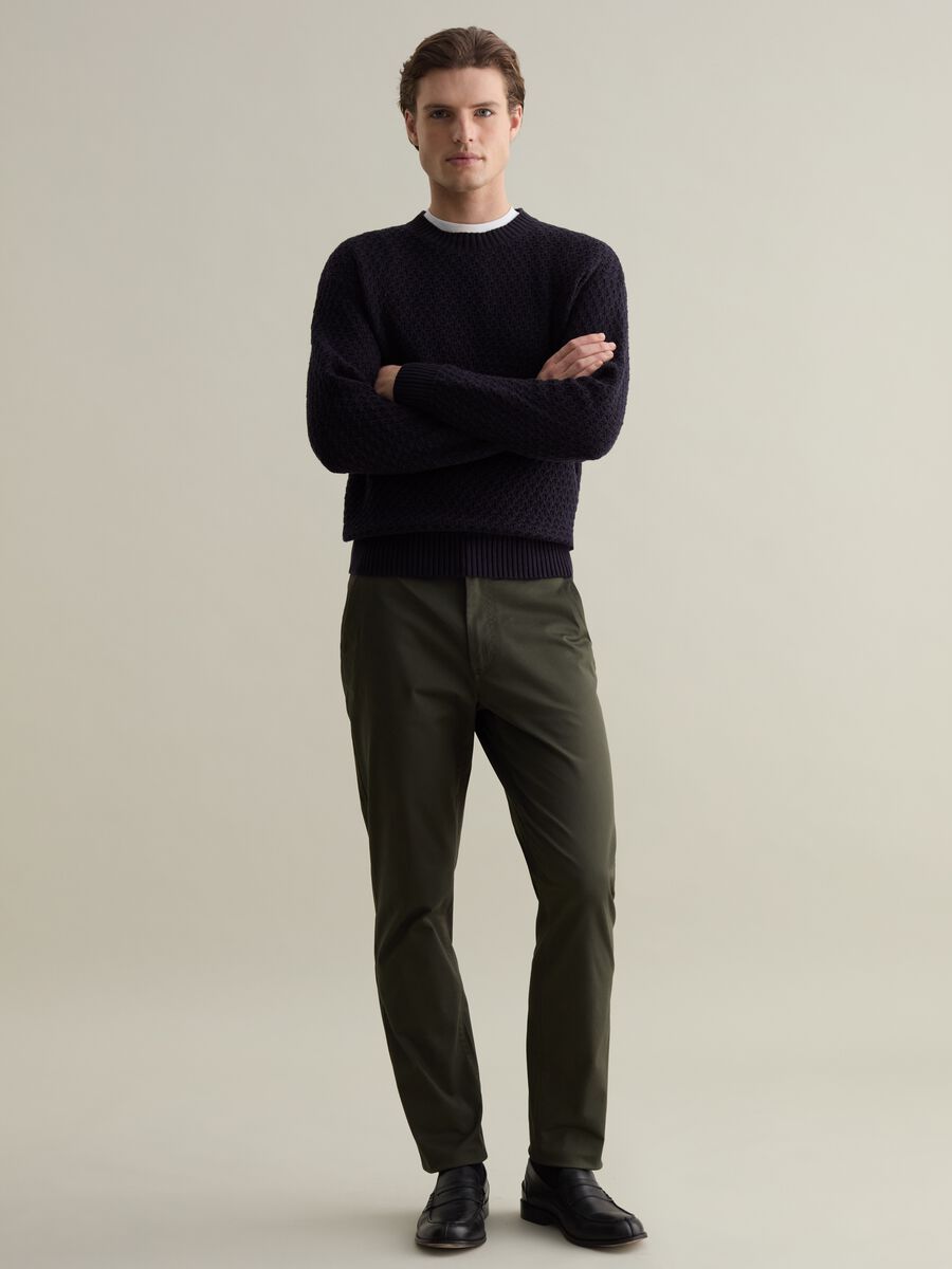 Pullover with round neck and woven design_1