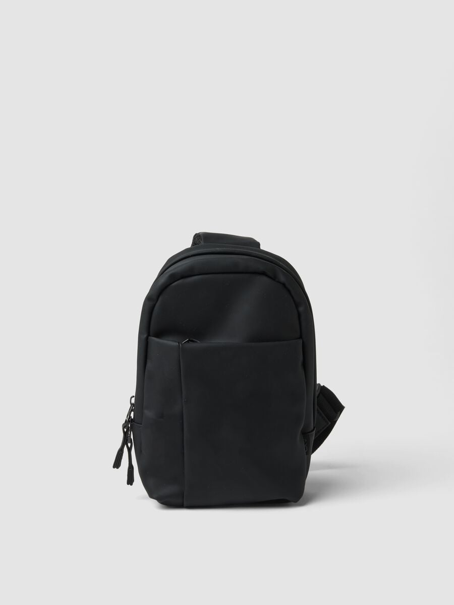 Borsa sportiva nera a tracolla con tasca frontale idrorepellente_0