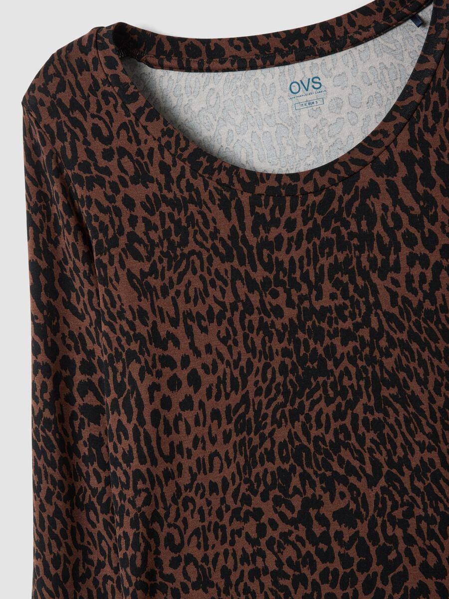 T-shirt marrone in viscosa elasticizzata con fantasia animalier slim fit_5