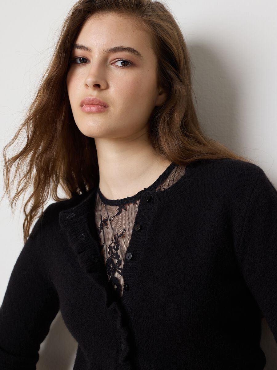 Cardigan nero con volant in misto materiali_0