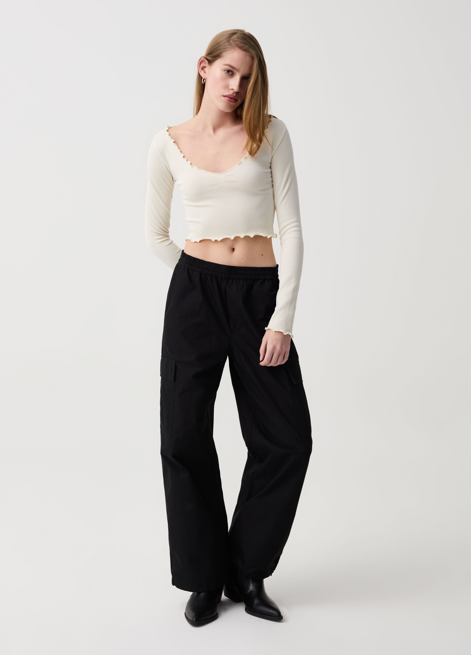 T-shirt crop a costine con profili ondulati