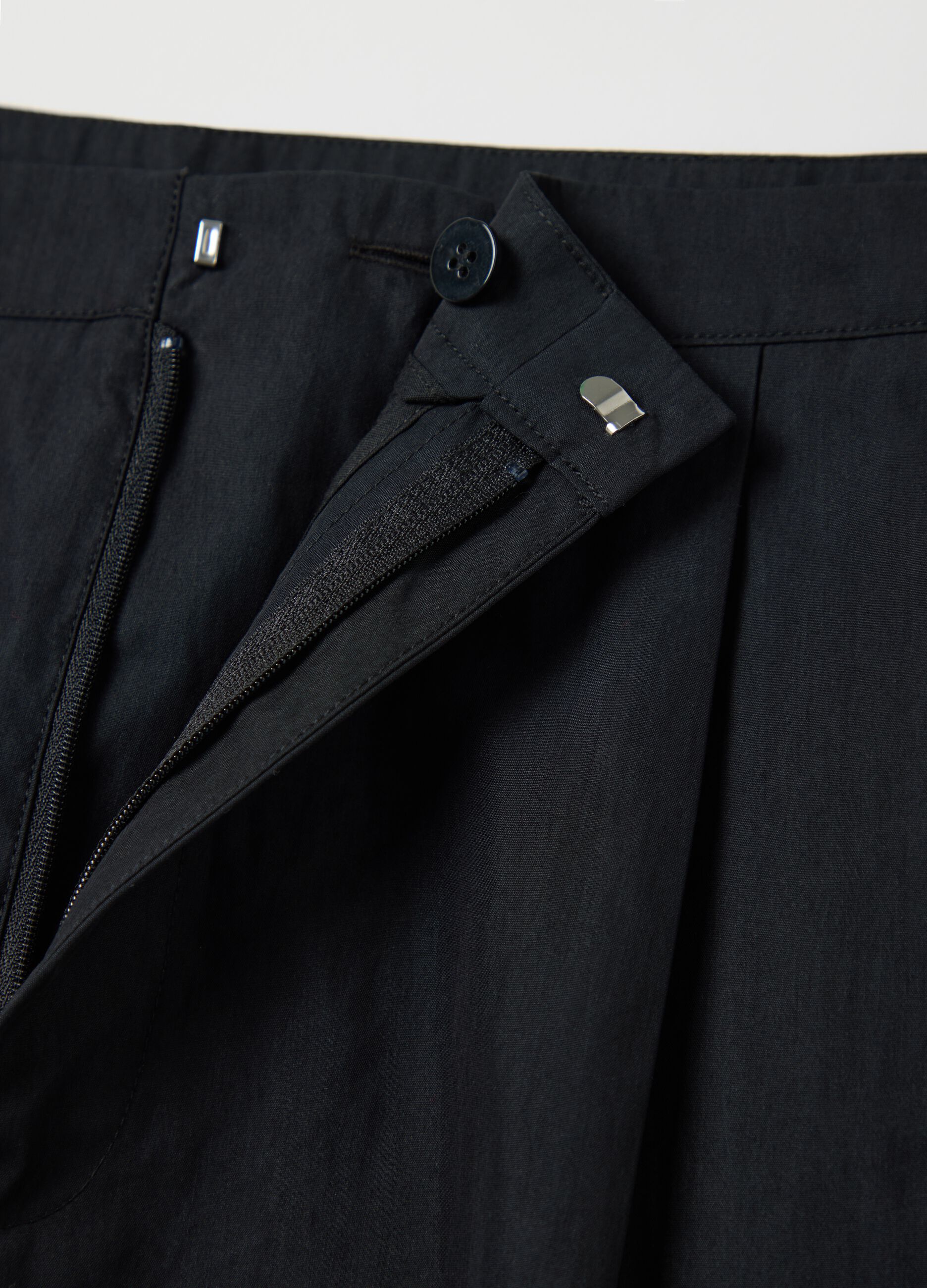 Pantalone carrot fit con pinces nero