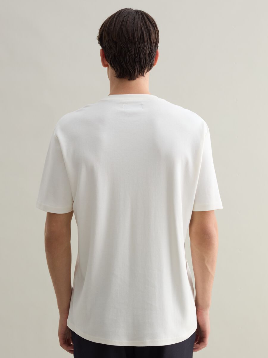 Contemporary T-shirt in cotton with round neck_3