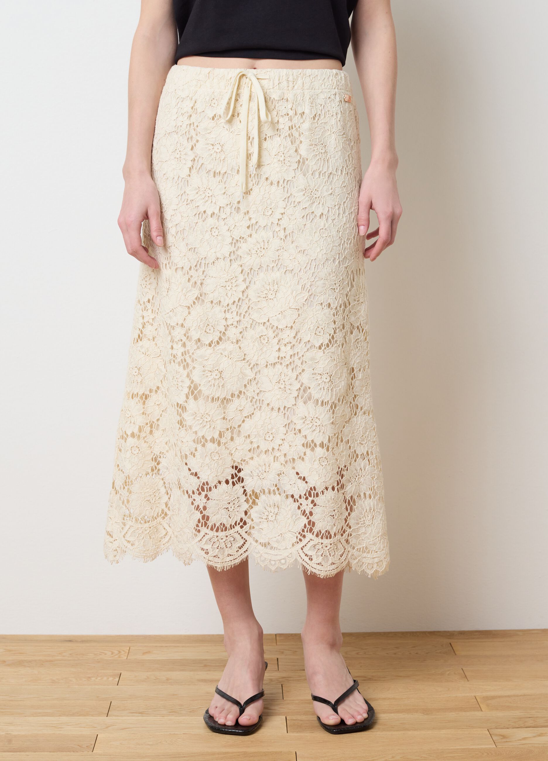 Long skirt in lace