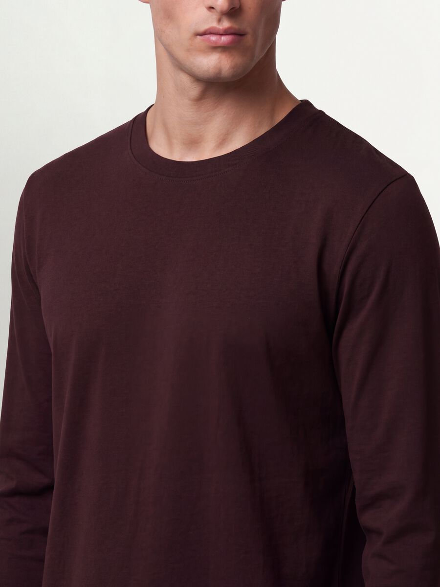 T-shirt marrone a maniche lunghe in puro cotone organico con girocollo_4