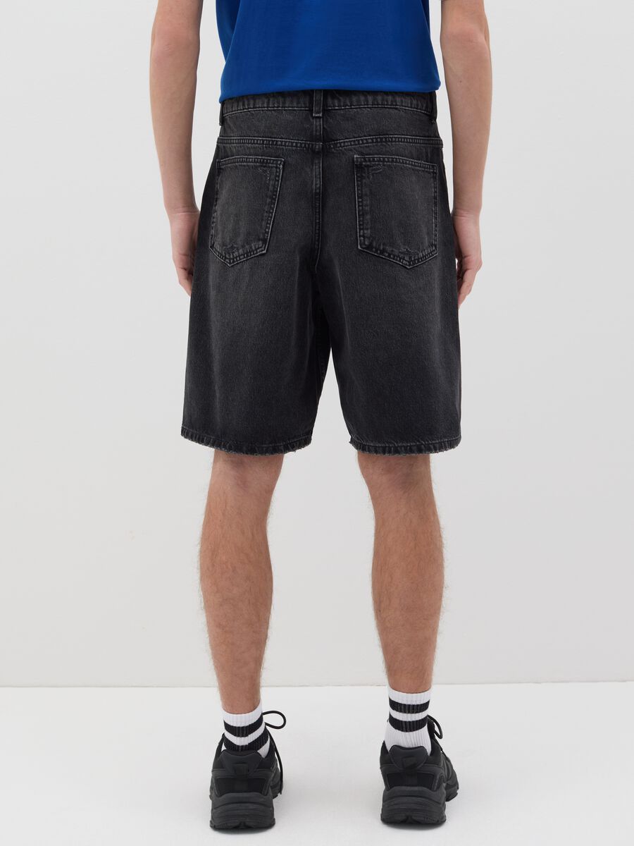 Black denim shorts with ripped details_2