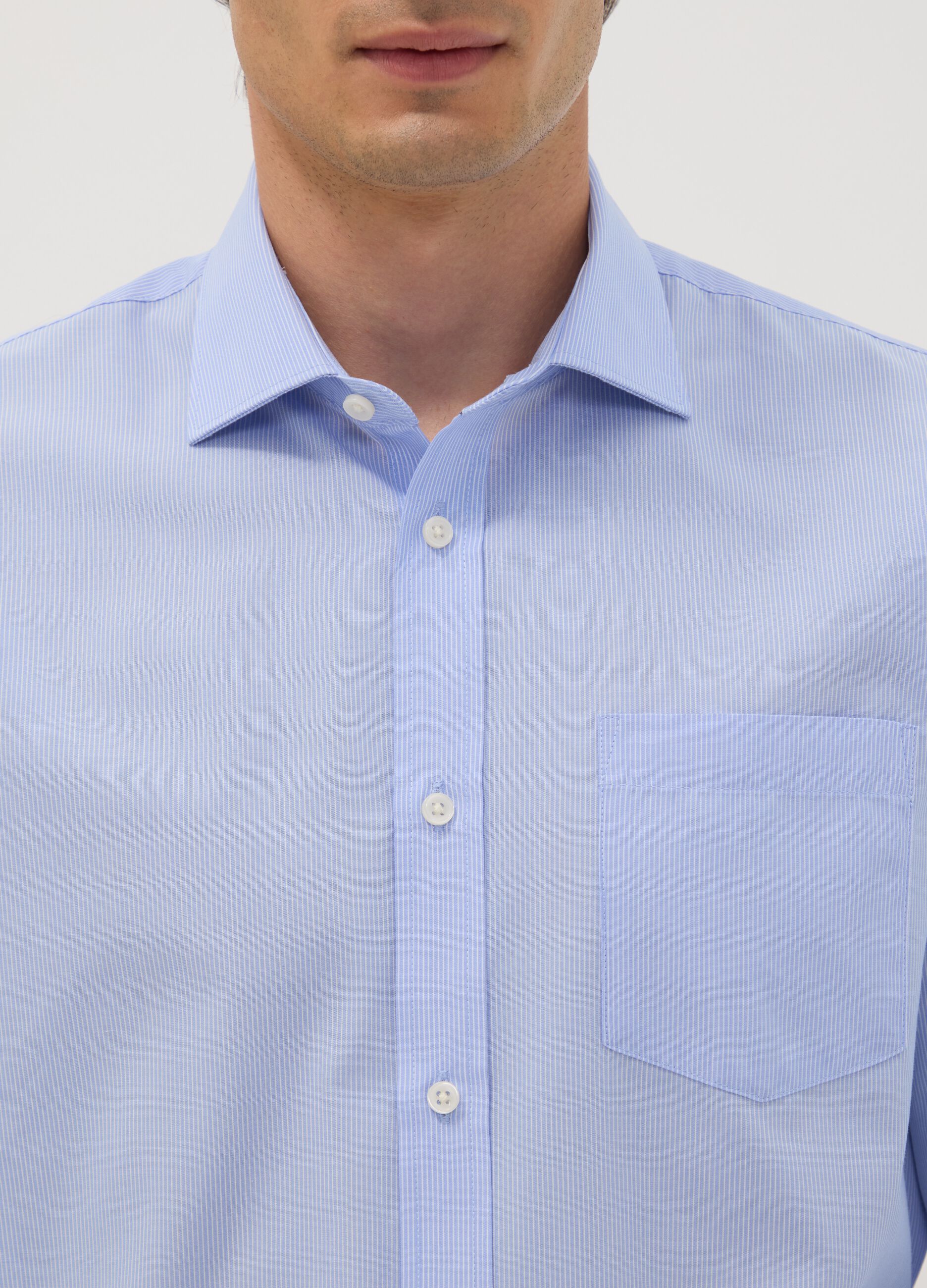 Camicia azzurra in misto cotone a righe sottili easy iron regular fit