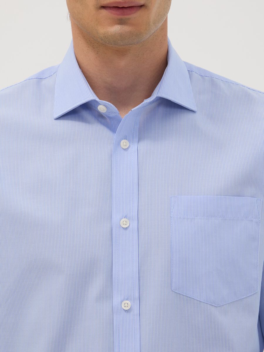 Camicia azzurra in misto cotone a righe sottili easy iron regular fit_1