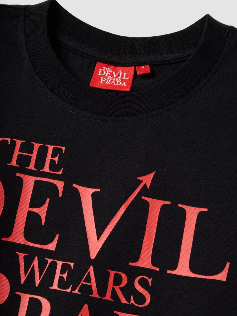 T-shirt in puro cotone nero regular fit con stampa "Il diavolo veste Prada"_5