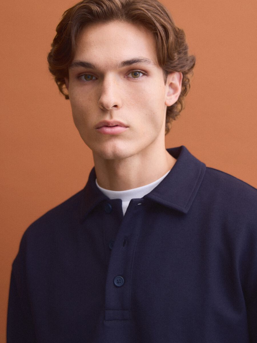 Felpa blu in tessuto elasticizzato con collo polo relaxed fit_2