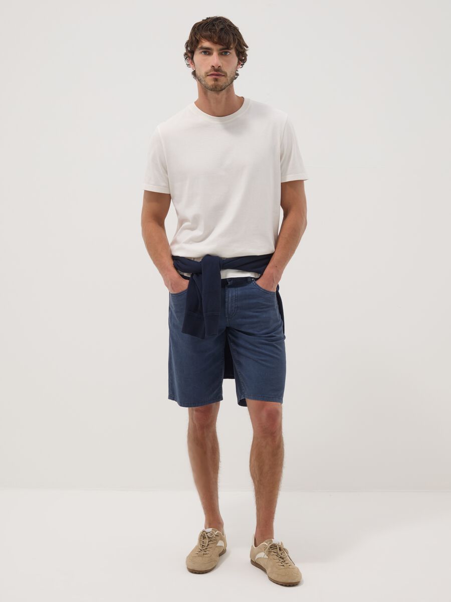 Blue linen-cotton blend five-pocket Bermuda shorts_0