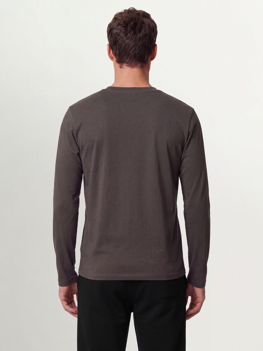 T-shirt grigia a maniche lunghe in puro cotone organico con girocollo_2