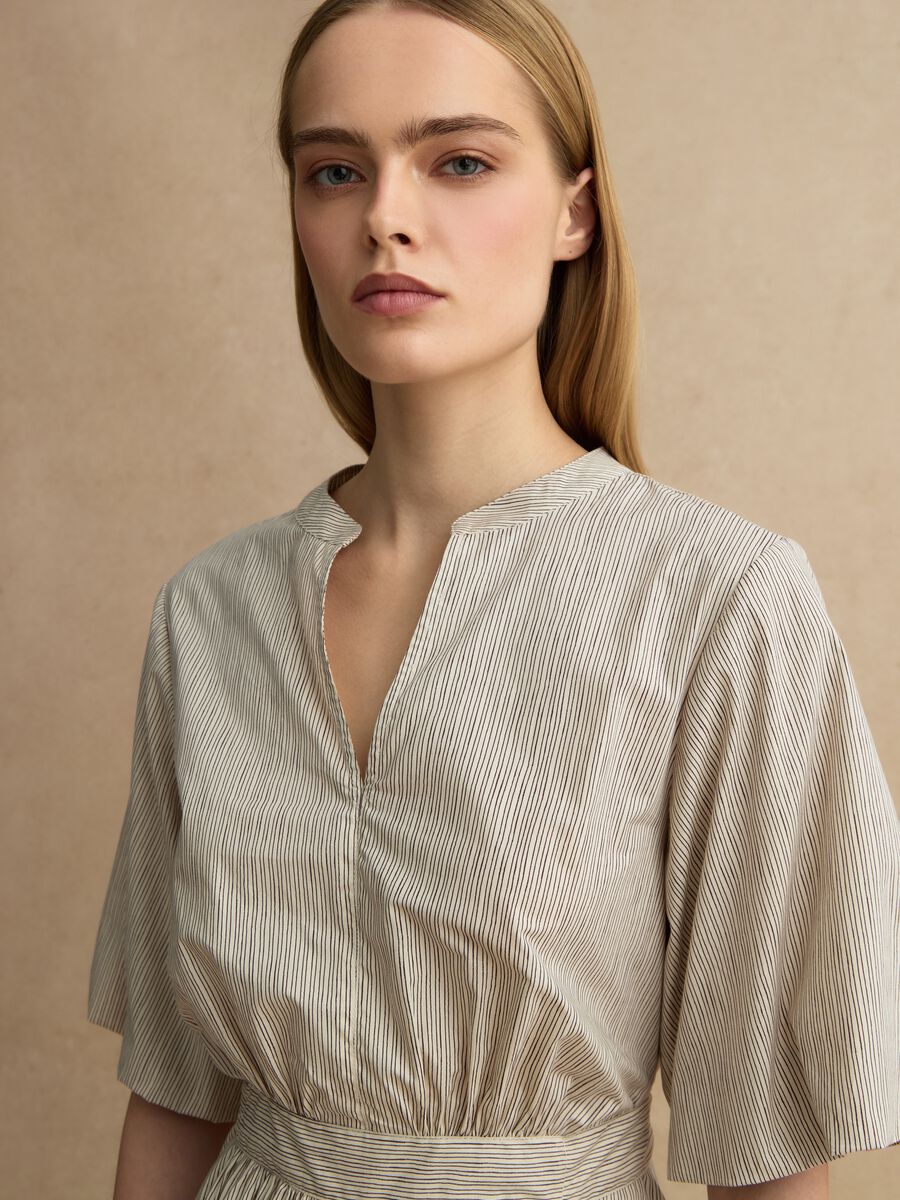 Abito lungo in puro cotone beige a righe regular fit con scollo a V_3