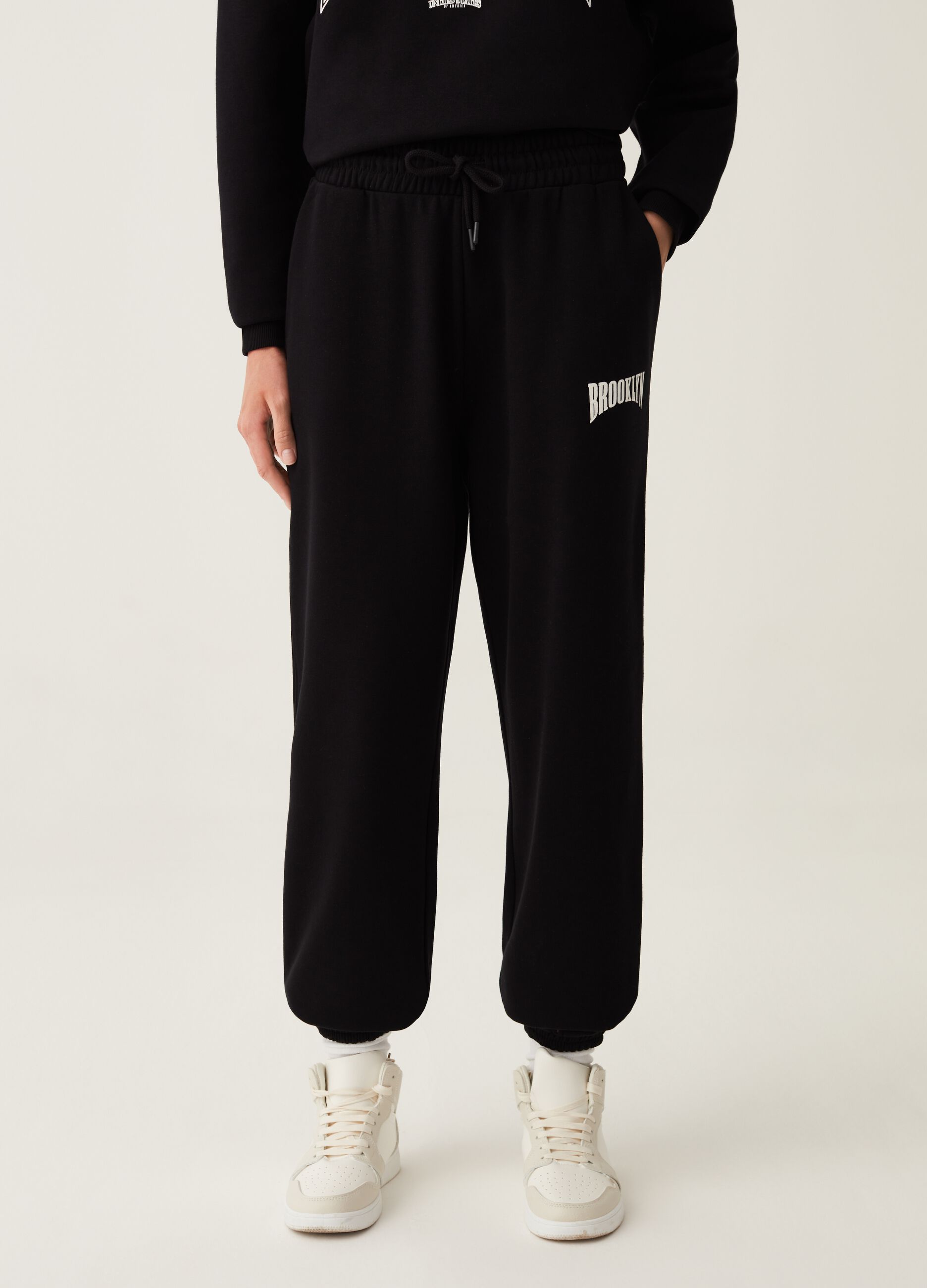 Joggers in felpa con stampa lettering_1