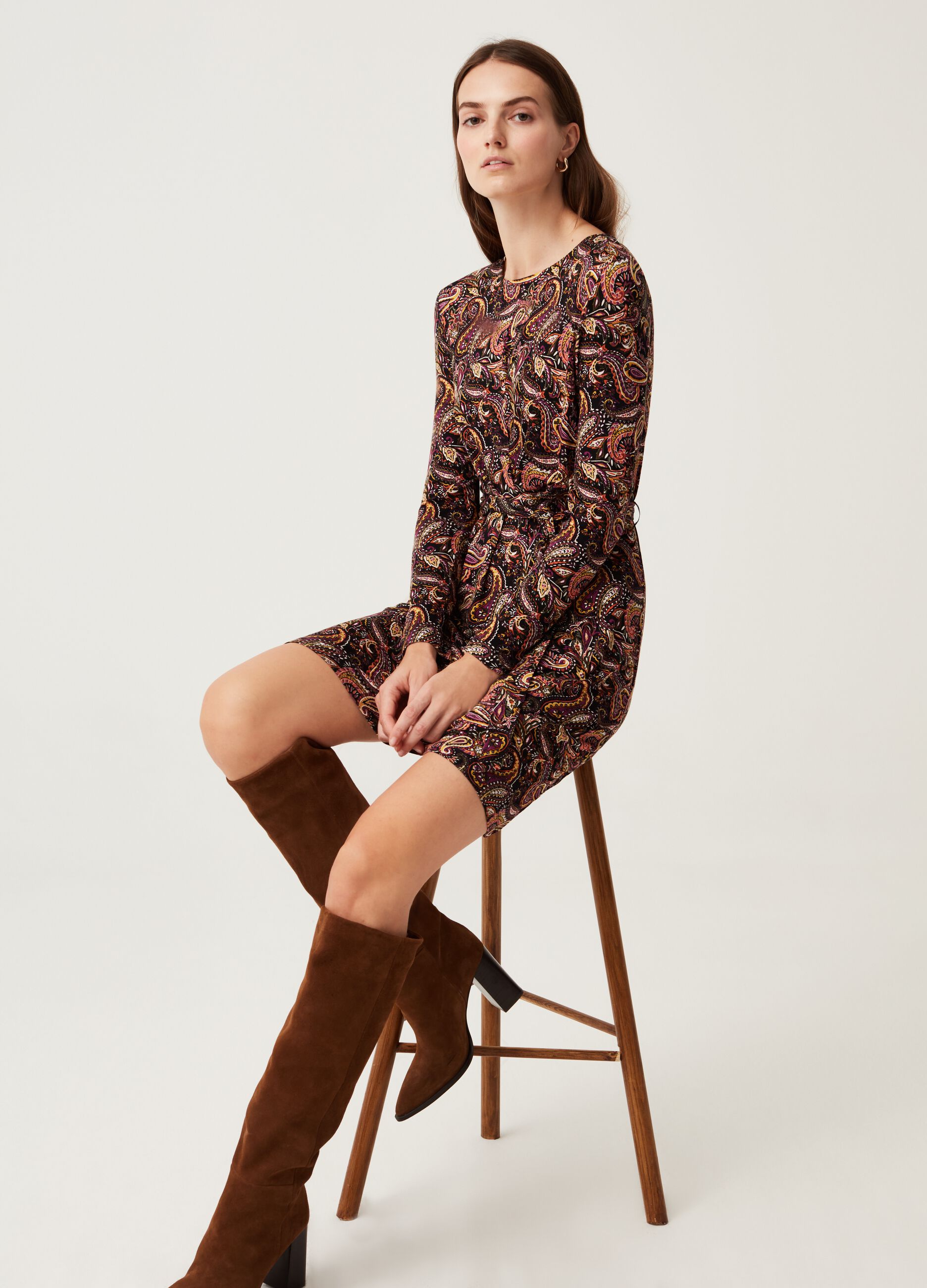 Abito con cintura fantasia paisley