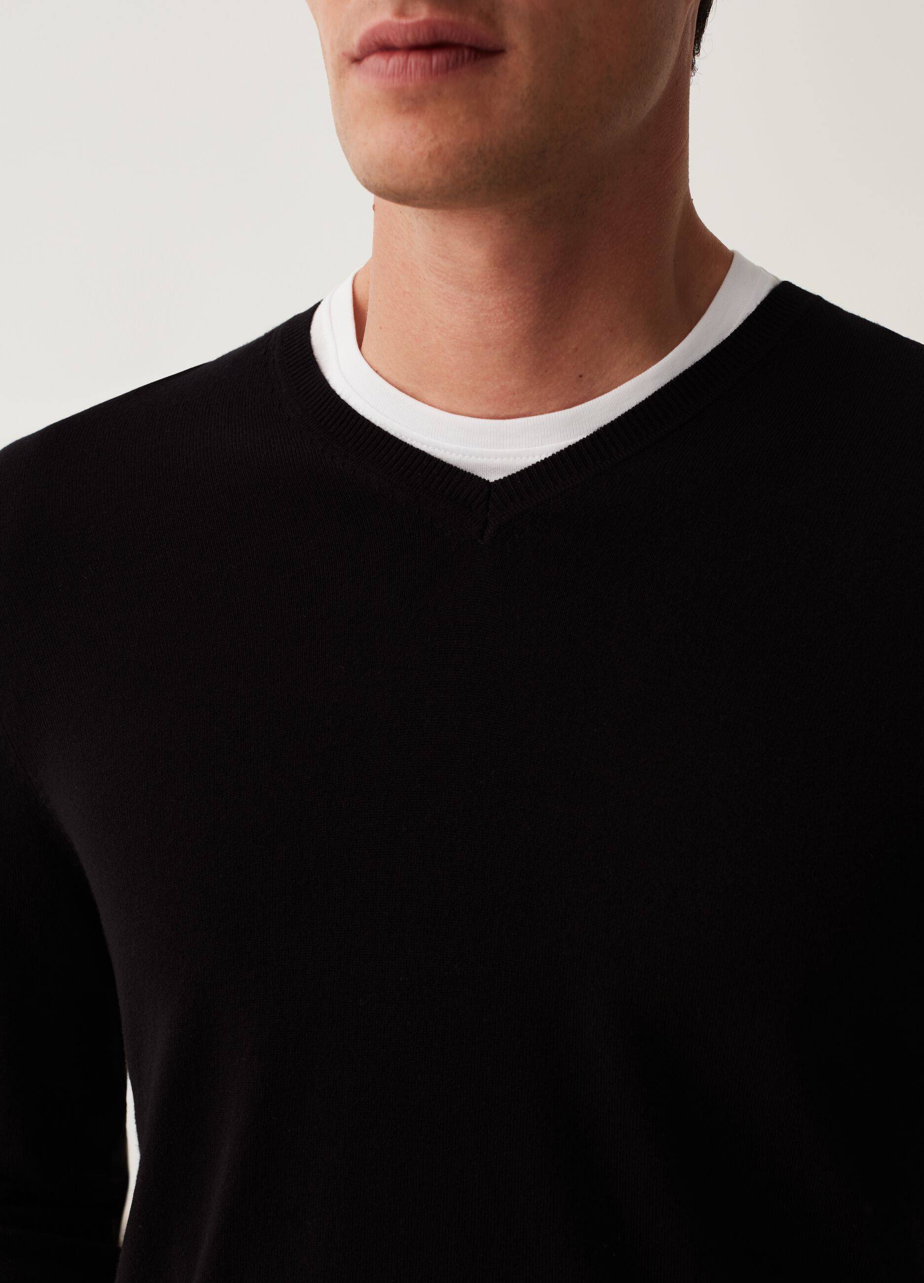 Pullover con scollo a V_3