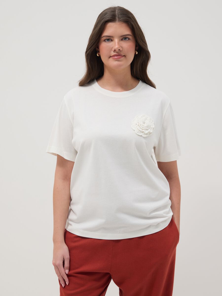 Regular fit pure white cotton T-shirt with appliqued flower_1