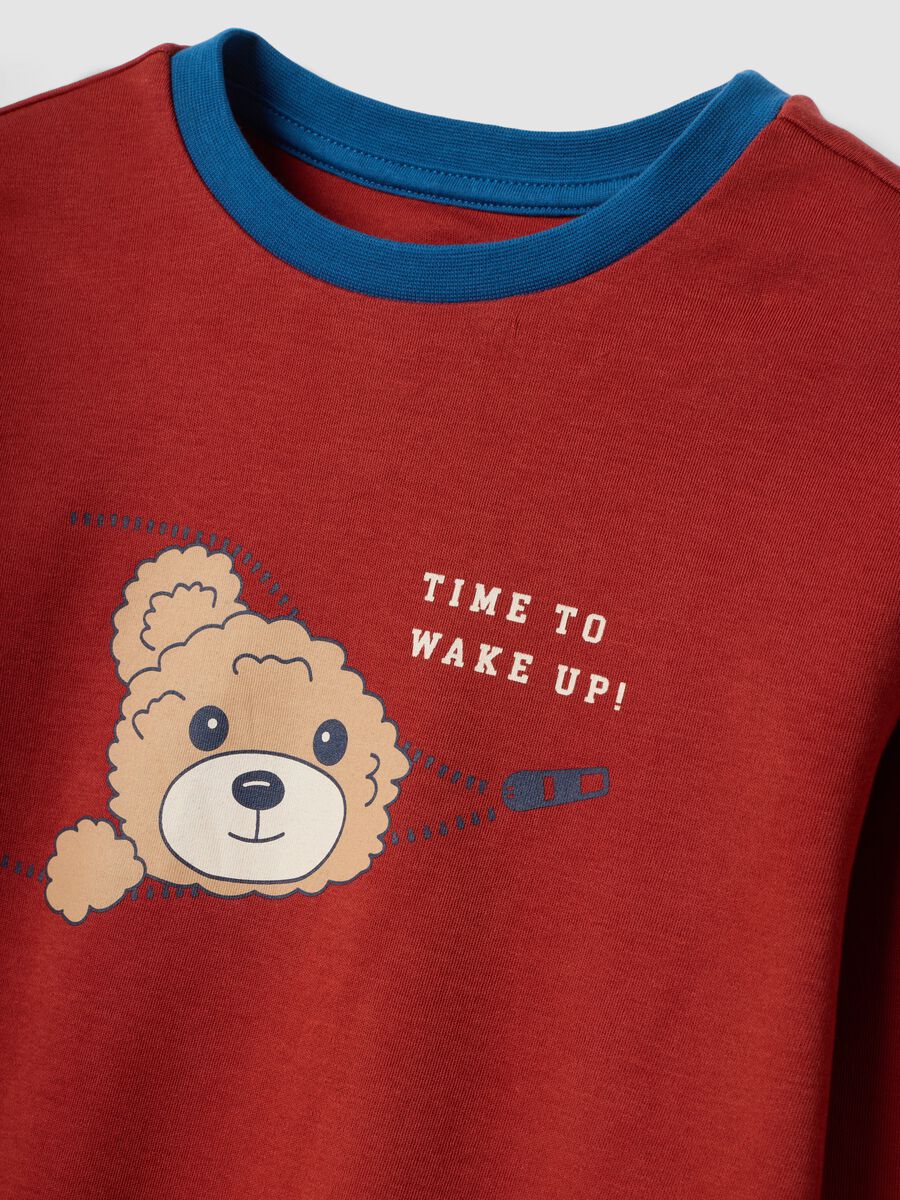 Pigiama rosso in puro cotone organico con girocollo e stampa teddy_2