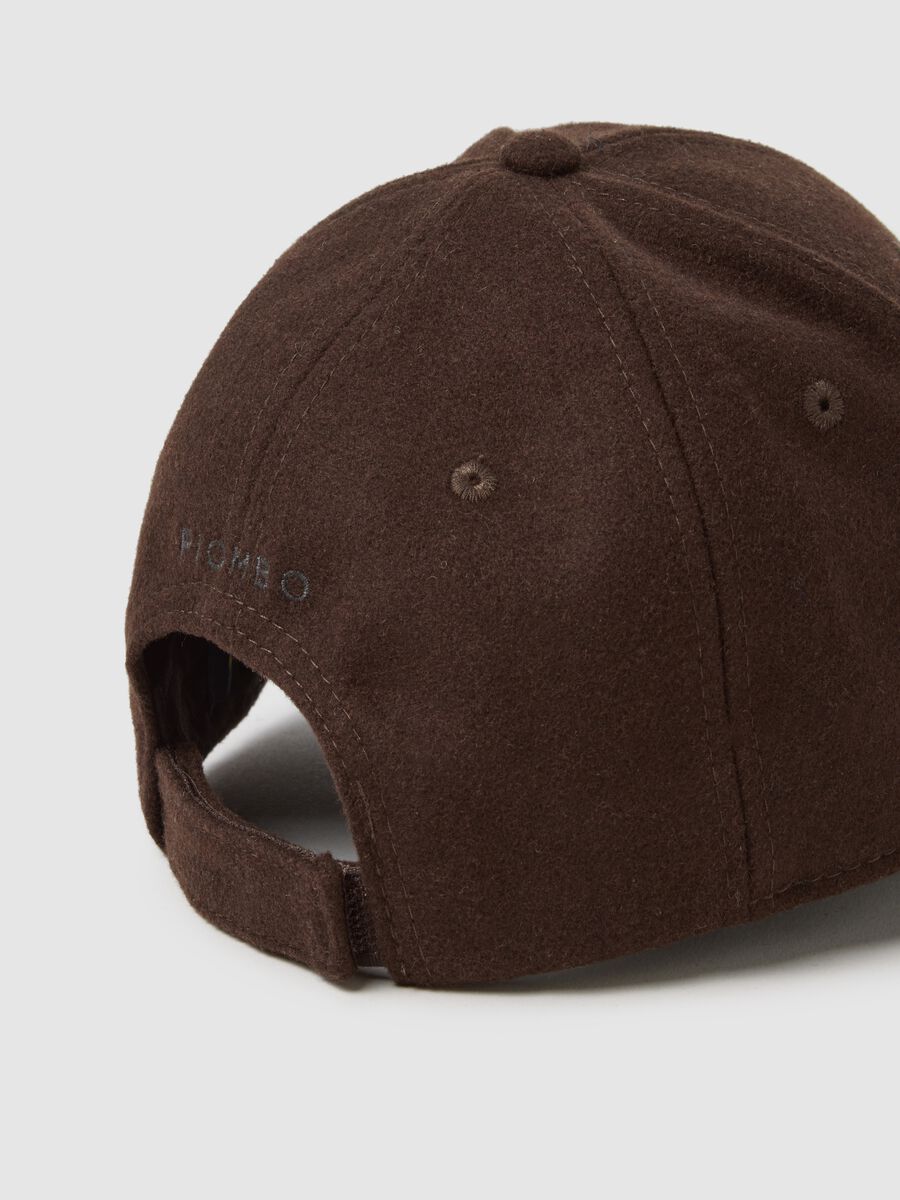 Cappello marrone con lettera ricamata_1