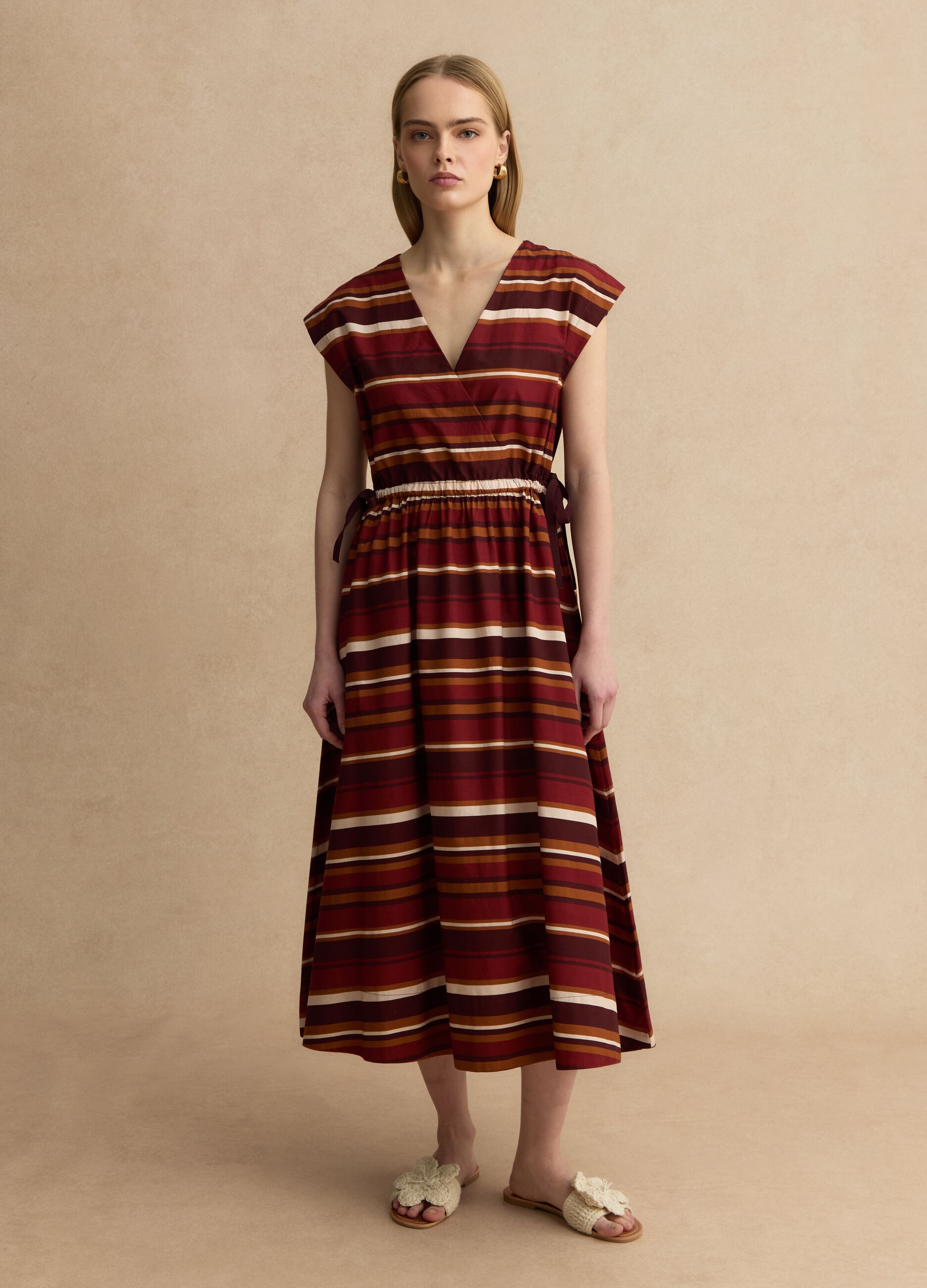 Abito in puro cotone a righe multicolor regular fit con collo a V