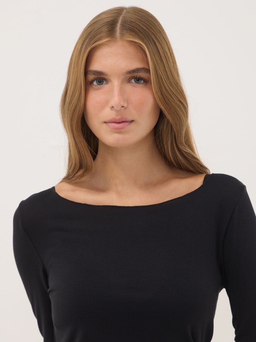 T-shirt nera in modal elasticizzato con girocollo regular fit_0