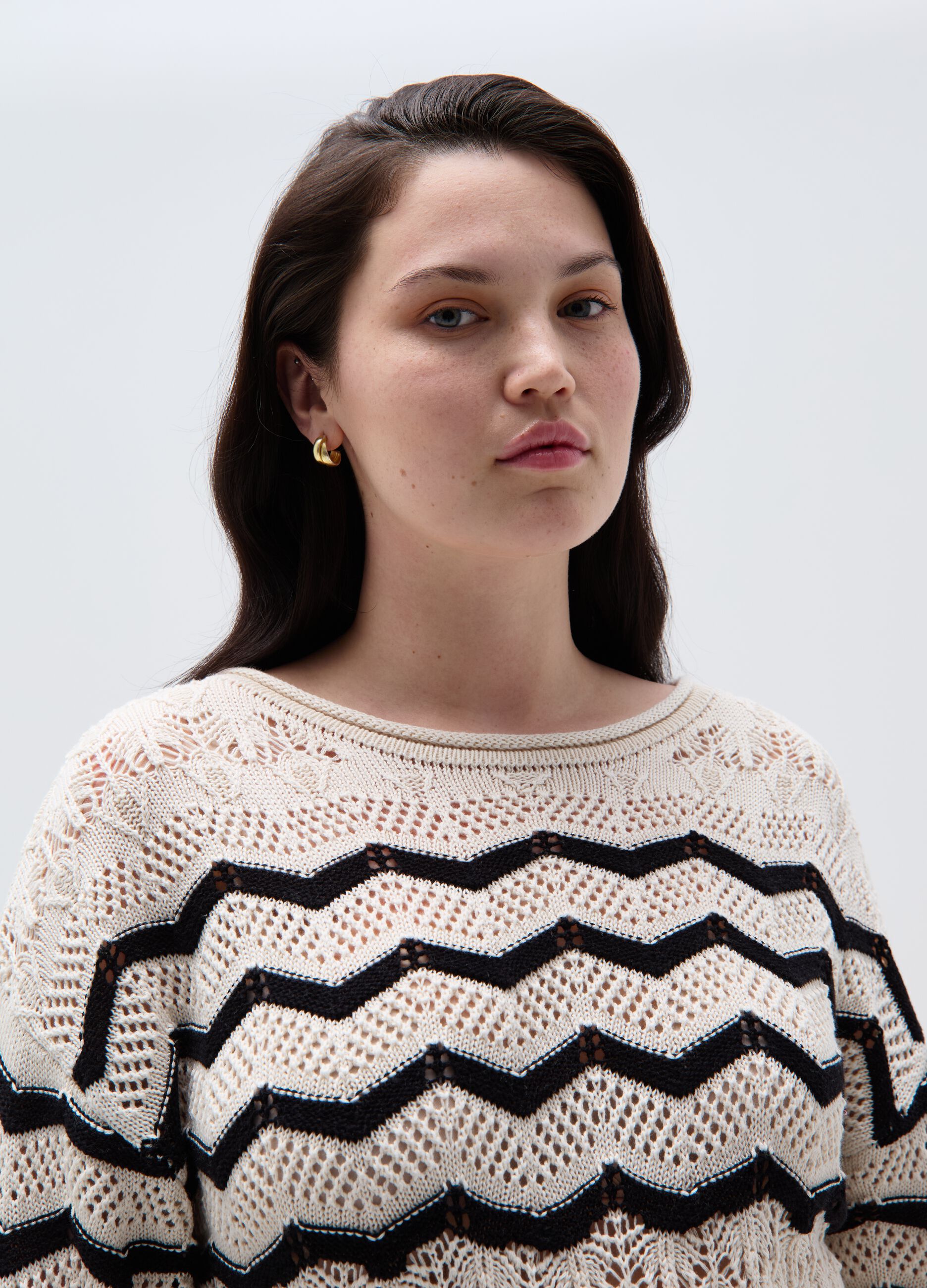 Curvy crochet pullover with zigzag design