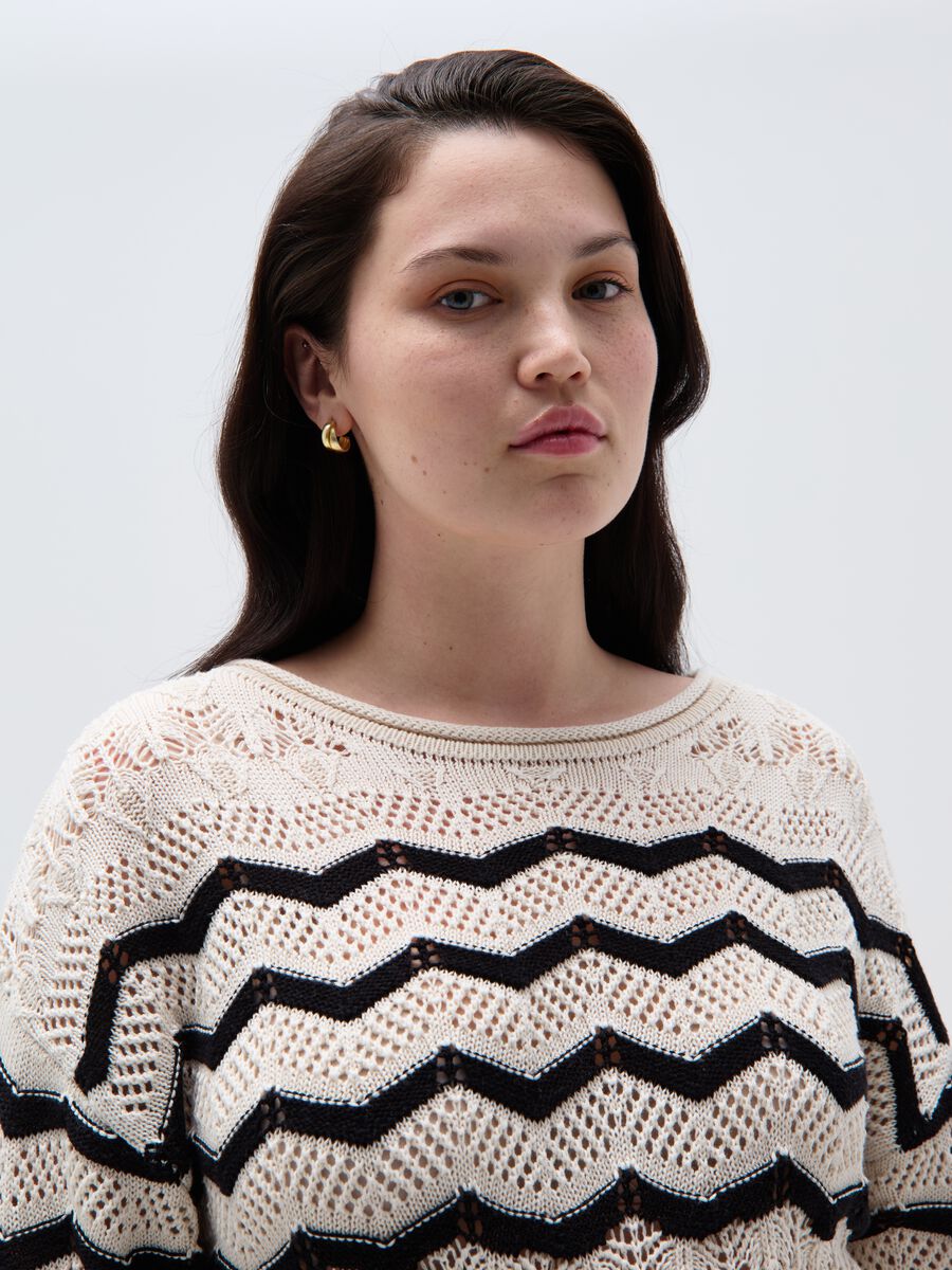 Curvy crochet pullover with zigzag design_0