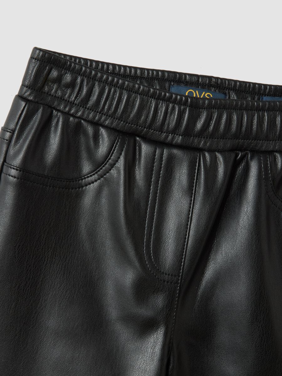 Pantaloni neri flare con vita elasticizzata_1