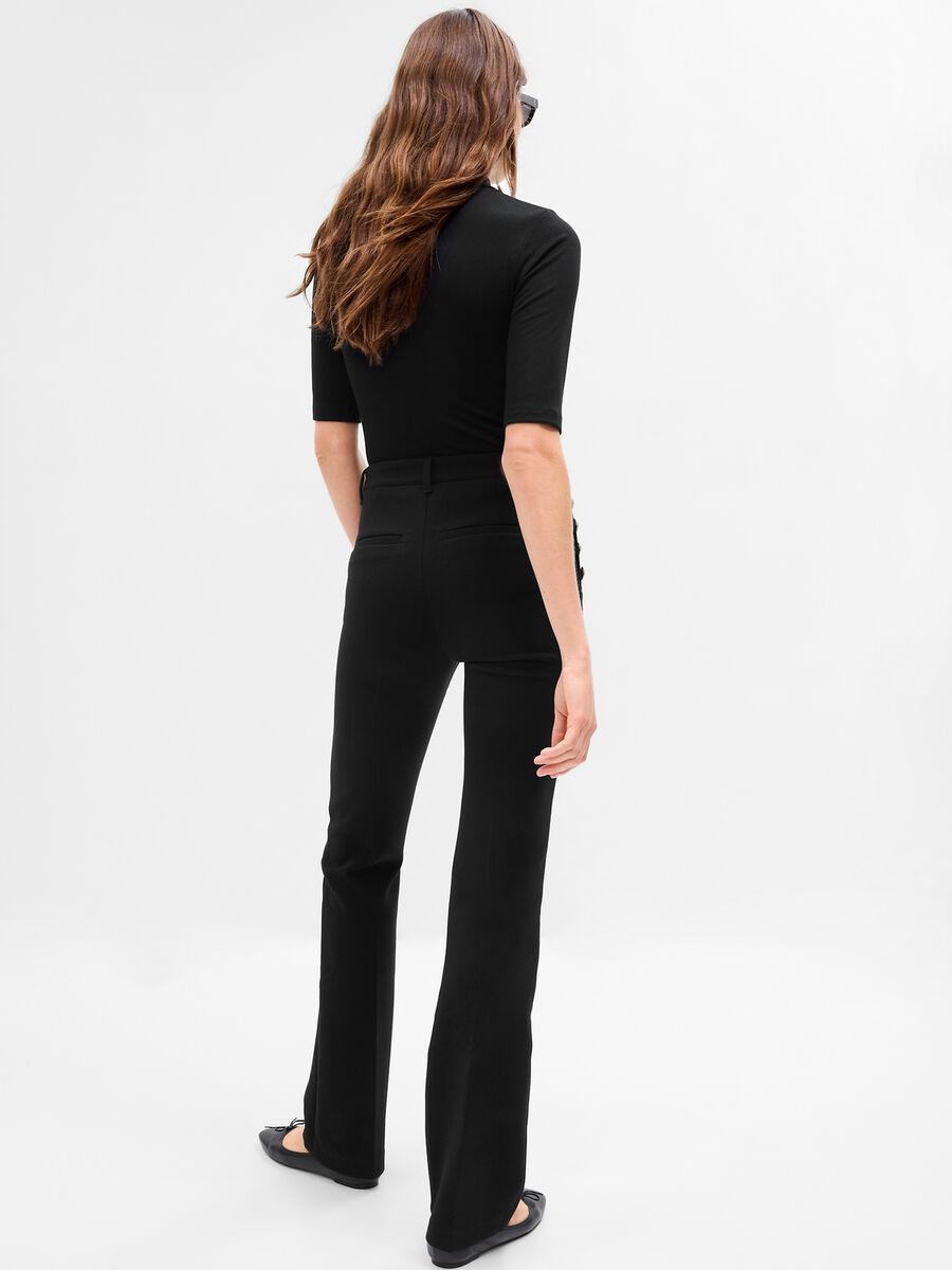 Pantaloni flare fit con bottoni dorati_1