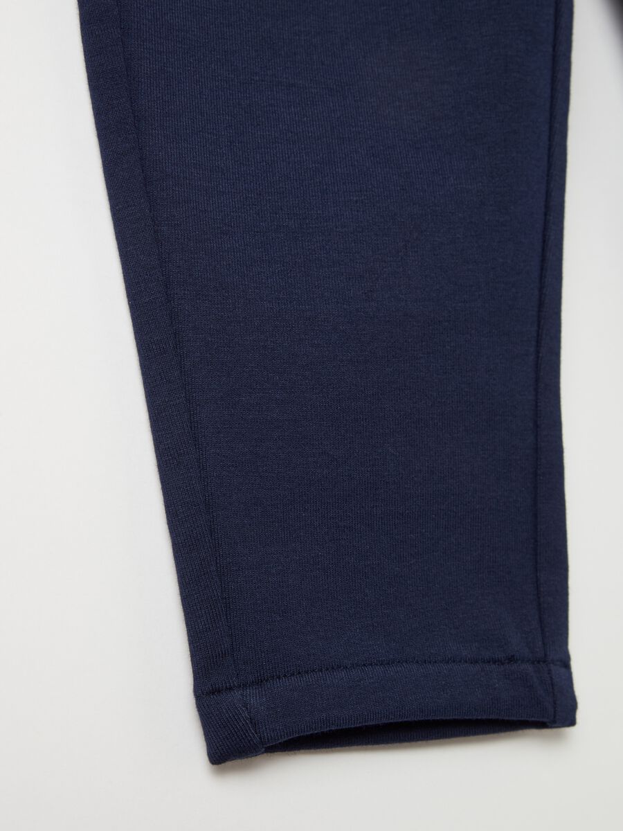 Slim-fit chinos with pockets_3