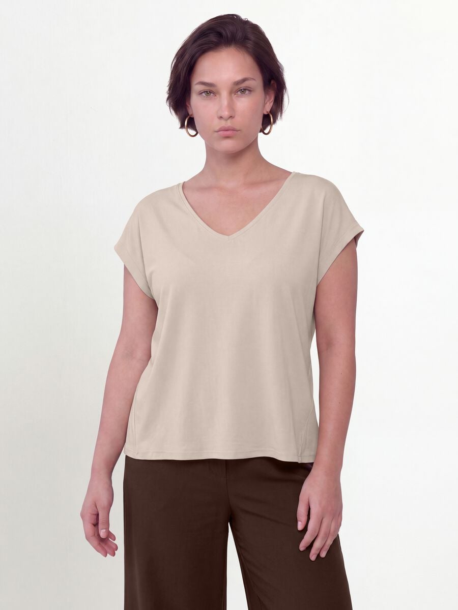 T-shirt beige in pura viscosa con scollo a V regular fit_0