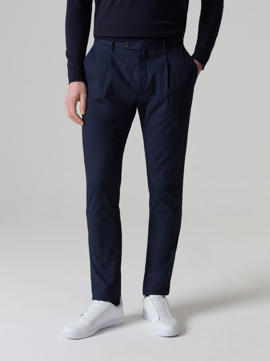 Contemporary chino trousers with darts_1