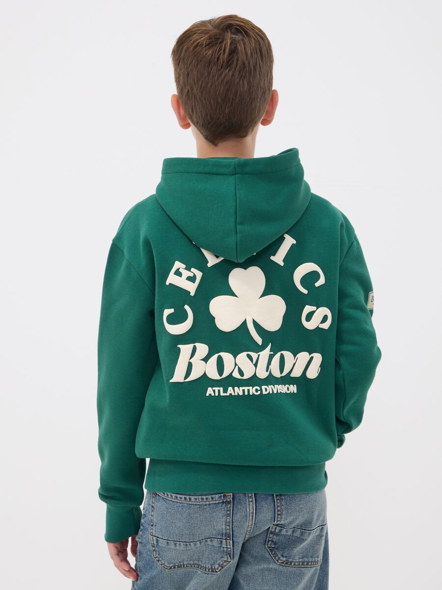 Felpa verde con cappuccio in misto cotone con stampa Celtics per ragazzo_2