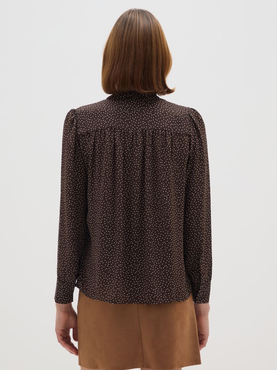 Camicia marrone a pois in misto tessuto_2