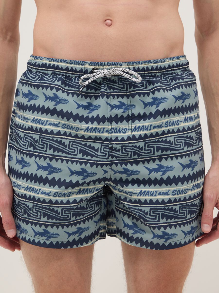 Boxer da mare multicolor con squali e fantasie geometriche_1