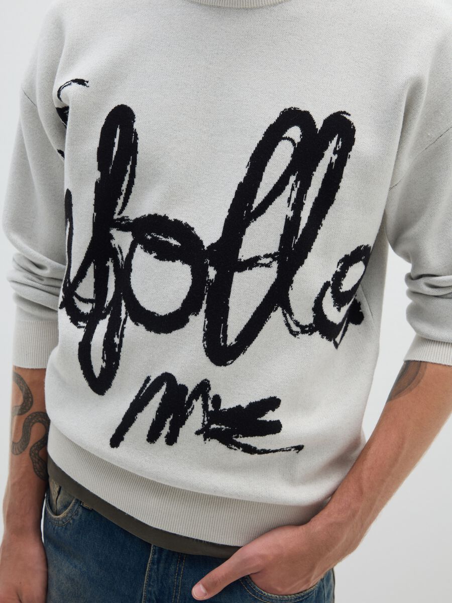 Maglione grigio regular fit con scritta_3