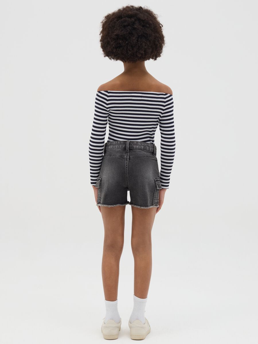 Shorts cargo neri con orlo sfrangiato_3