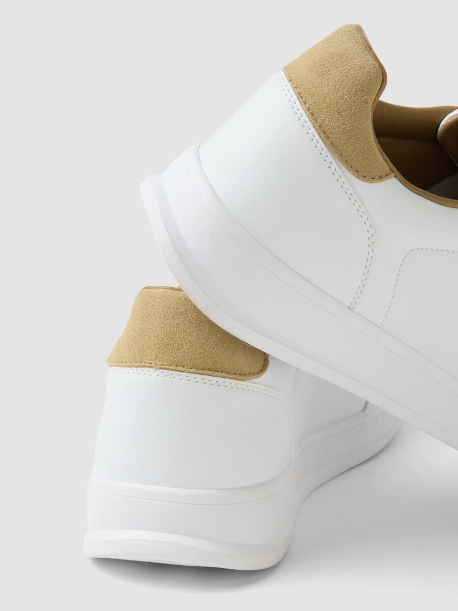 Sneakers bianche casual con dettaglio beige_2