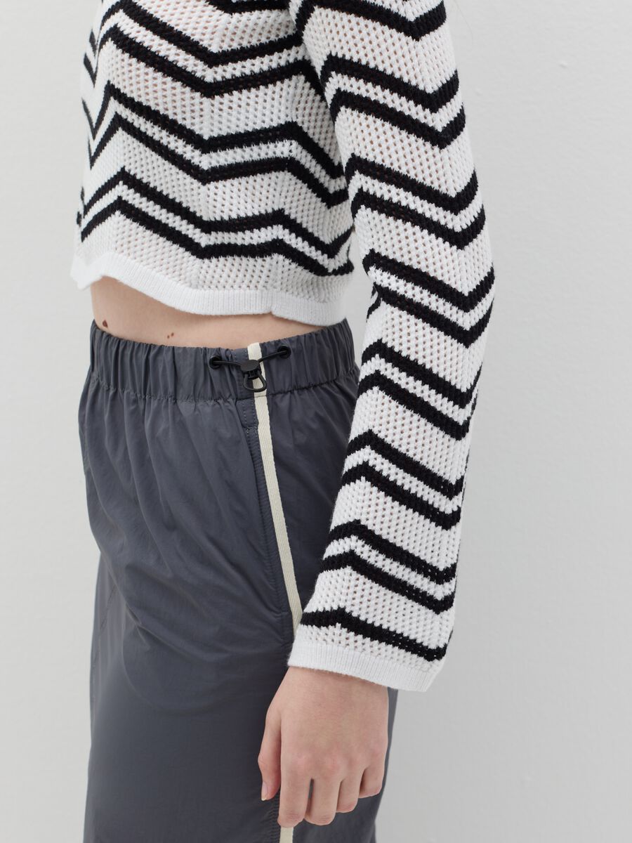 Crochet top with striped design_2