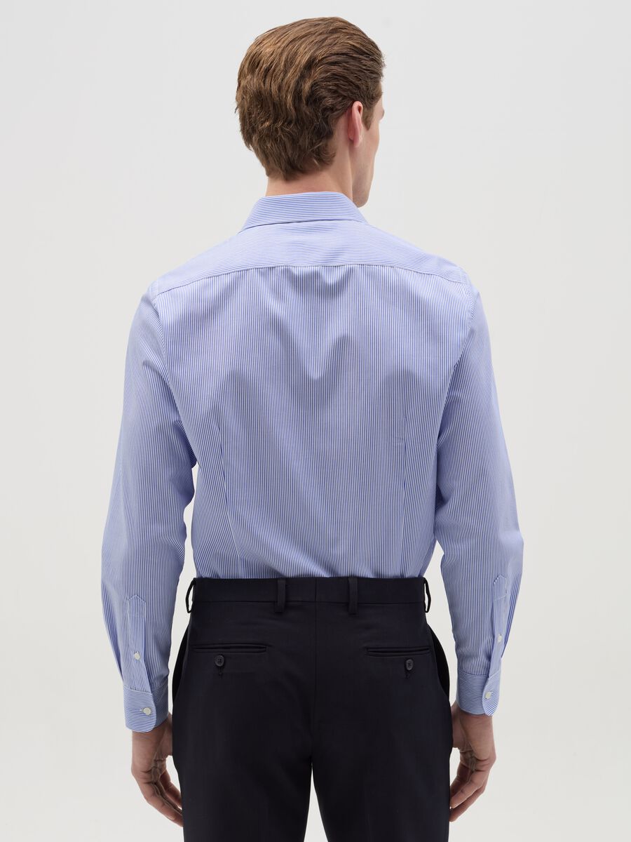 Slim-fit easy-iron shirt with thin stripes_1