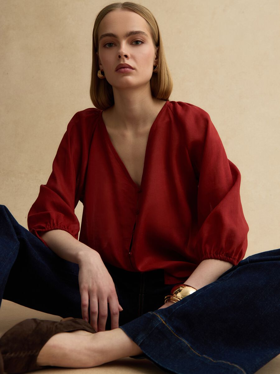 Red ramie and lyocell blend shirt with V-neck, regular fit_0